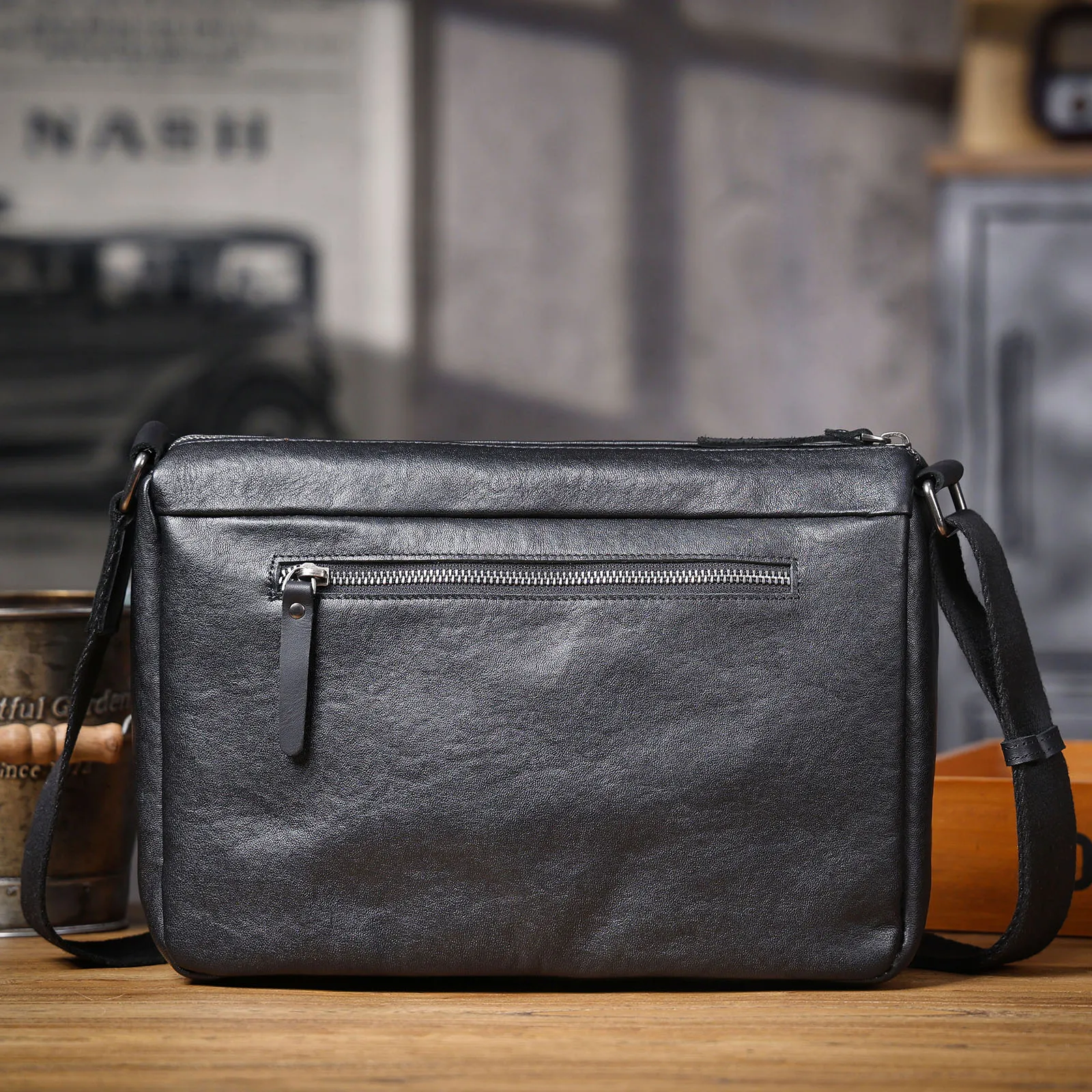 S.WORKER Vintage Herren-Umhängetasche aus Vollnarbenleder | Handgefertigter Messenger aus Used-Leder – Detail 9