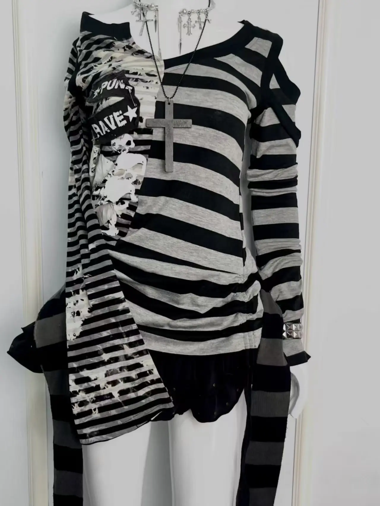 Girl's Harajuku Y2K Millennium Spring and Autumn Striped Dark Style Printed Individual Long Sleeve Top