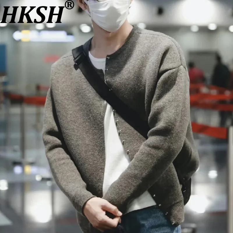 

HKSH Autumn Winter New Men Tide Elegant Rivet Metal Button Design Knitted Cardigan Korean Style Sweater Jackets Chic Ins HK19011