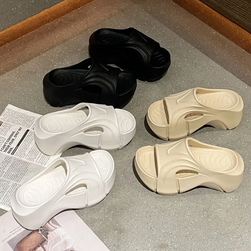 Sommer neue Außenhandels-Hauskleidung 7 cm dicke Sohlen-Hausschuhe einfarbige Ein-Wort-Sandalen mit hohen Absätzen