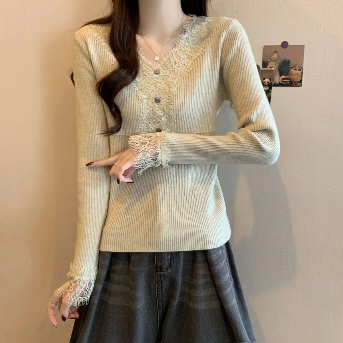 

Модный кружевной женский свитер с длинными рукавами, осень 2022, новый облегающий вязаный топ с v-образным вырезом, ретро дизайн на пуговицах, универсальный трикотаж