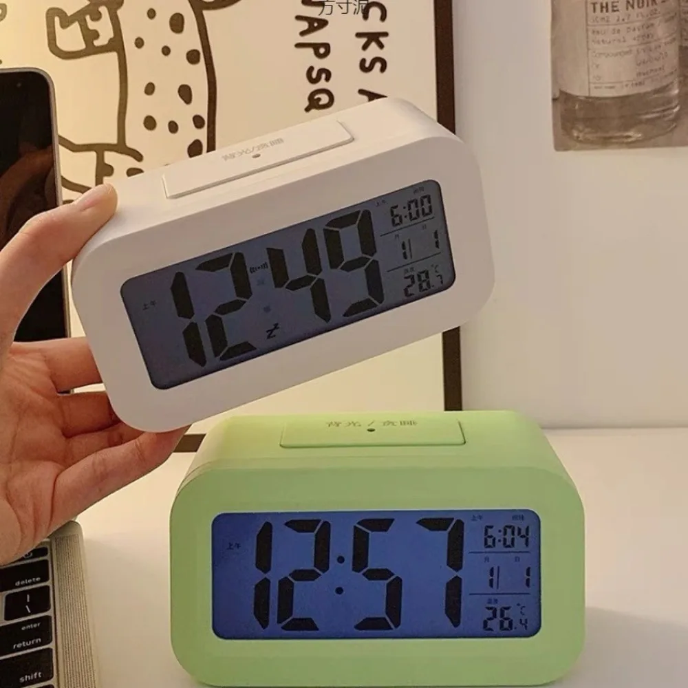 【セール中】ミニデジタル目覚まし時計 LED バックライトデスクトップ電子モーメントカレンダースヌーズ多機能卓上時計、データ表示付き