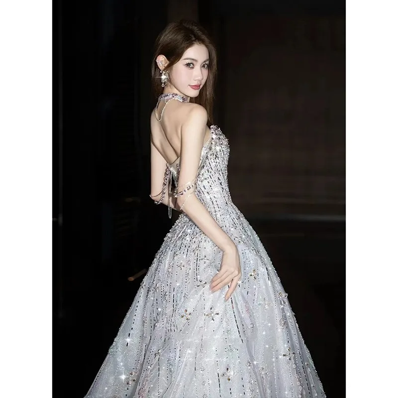 

The new style of elegant banquet host's light luxury dress and toasting