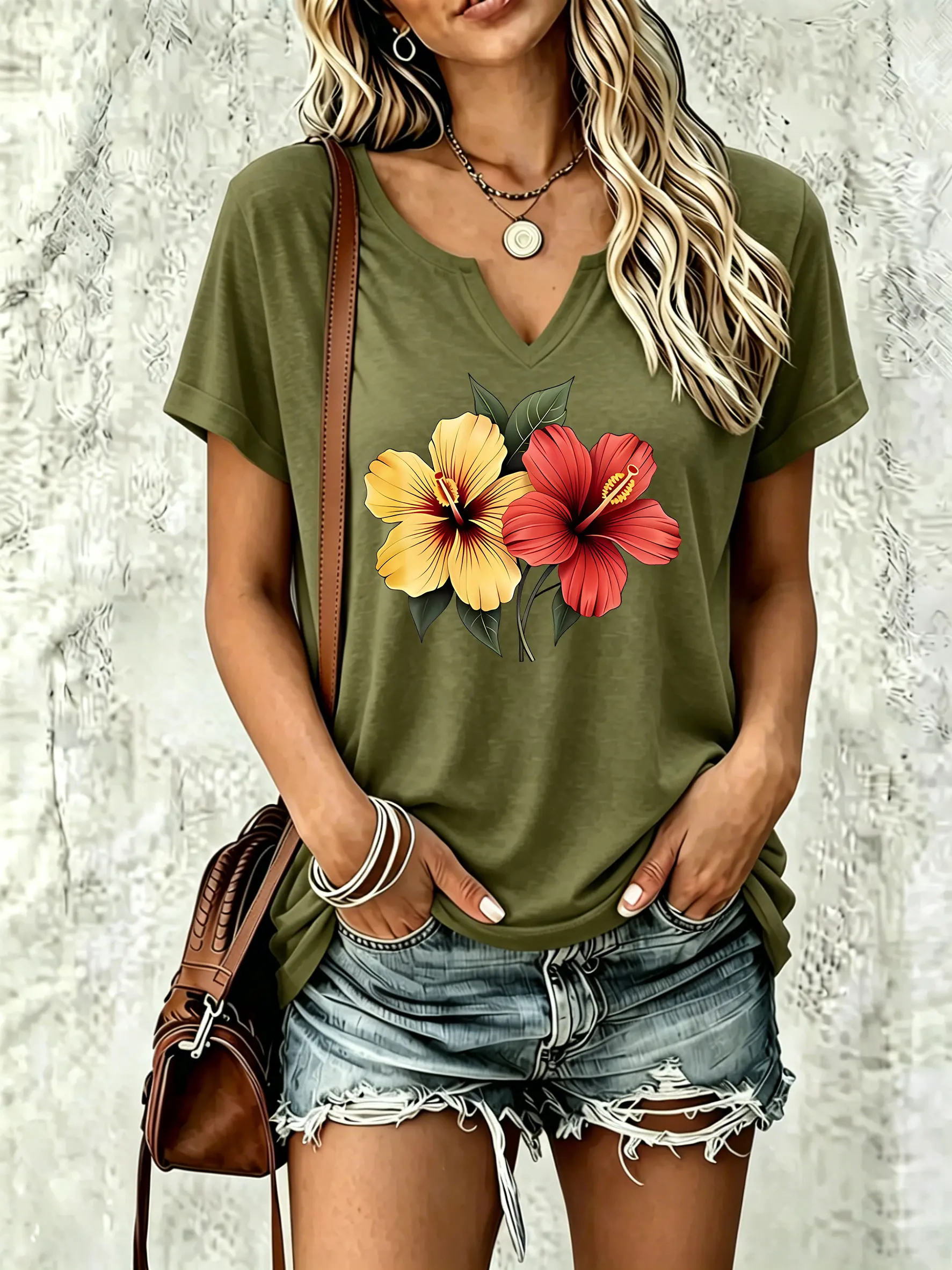 Damen-T-Shirt mit V-Ausschnitt und kurzen Ärmeln, leuchtendem Hibiskusblüten-Print und frischen grünen Blätterelementen, lässiges Sommer-T-Shirt – Detail 2