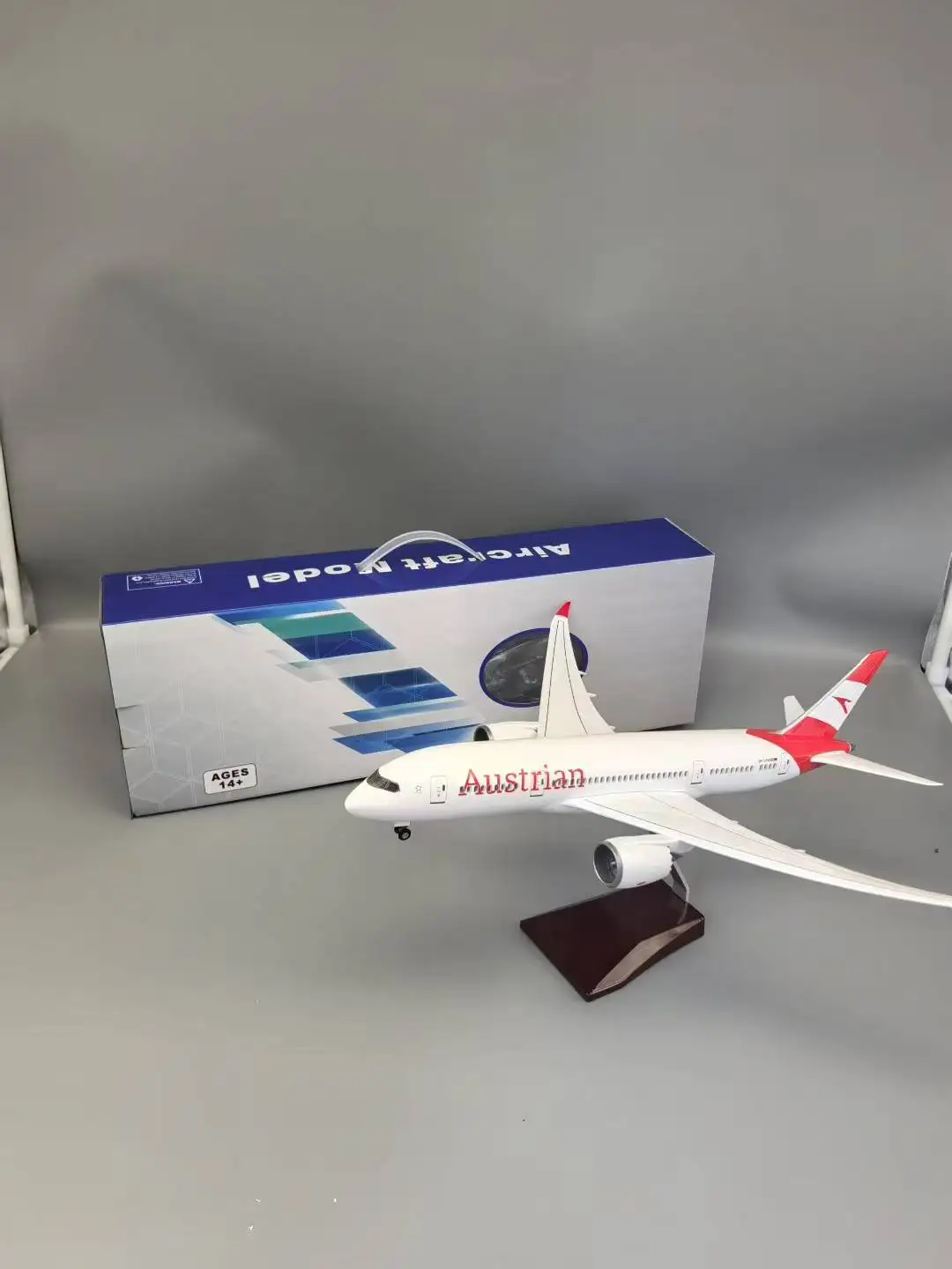 

1:130 Scale Austrian Airlines B787 Model Aircraft Kit 43cm Resin Diecast Airplane With Lights Landing Gear Educational Toys Gift