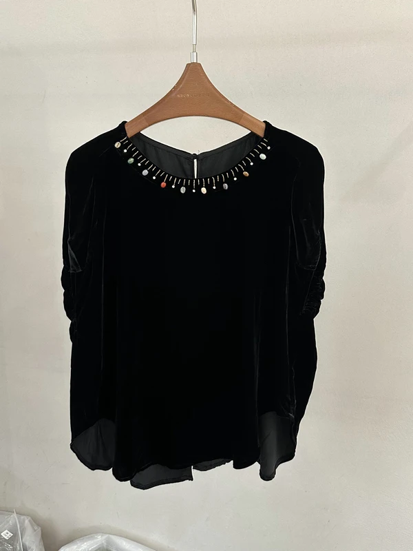 

Elegant Velvet Bubble Sleeve Shirt with Crystal Collar And Back Slit Summer 2026 Women's Fashion Straight Cut Silk Shirt