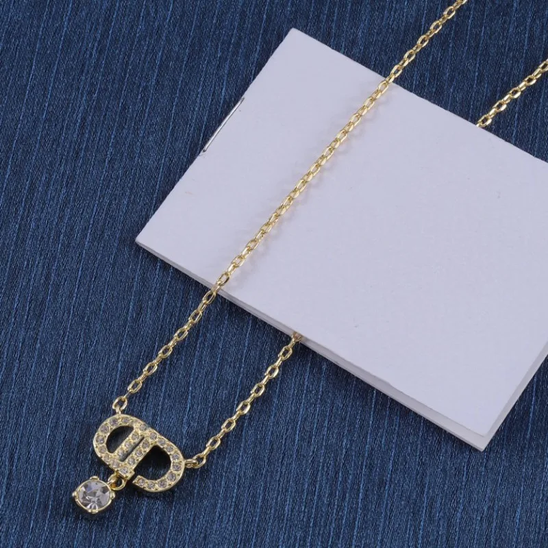 قلادة Di Family/D Family Necklace تصميم جديد متخصص أنيق وبسيط بحروف حجر الراين إصدار عالي من سلسلة الترقوة