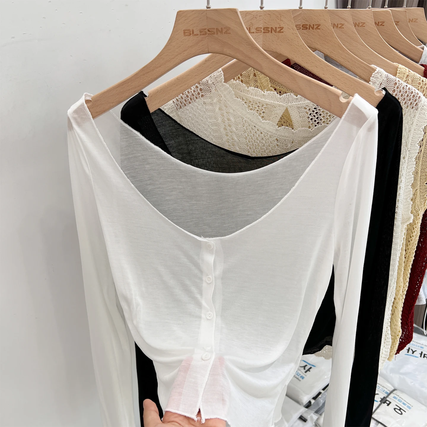 Zjaiss Weiße Sonnenschutzkleidung 2026 Sommer-Cardigan aus Eisseide, dünn, tailliert, schlankmachend, Damen-Cardigan, Langarm, kurzes Oberteil