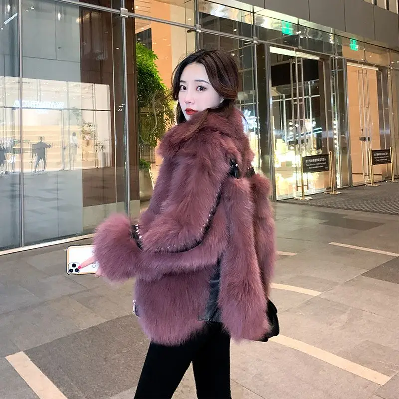 

2024 Winter New Korean Fashion Short Fur Coat for Women Design with Rivet Bat Sleeve and Fur Integrated Coat Warm Top Y169