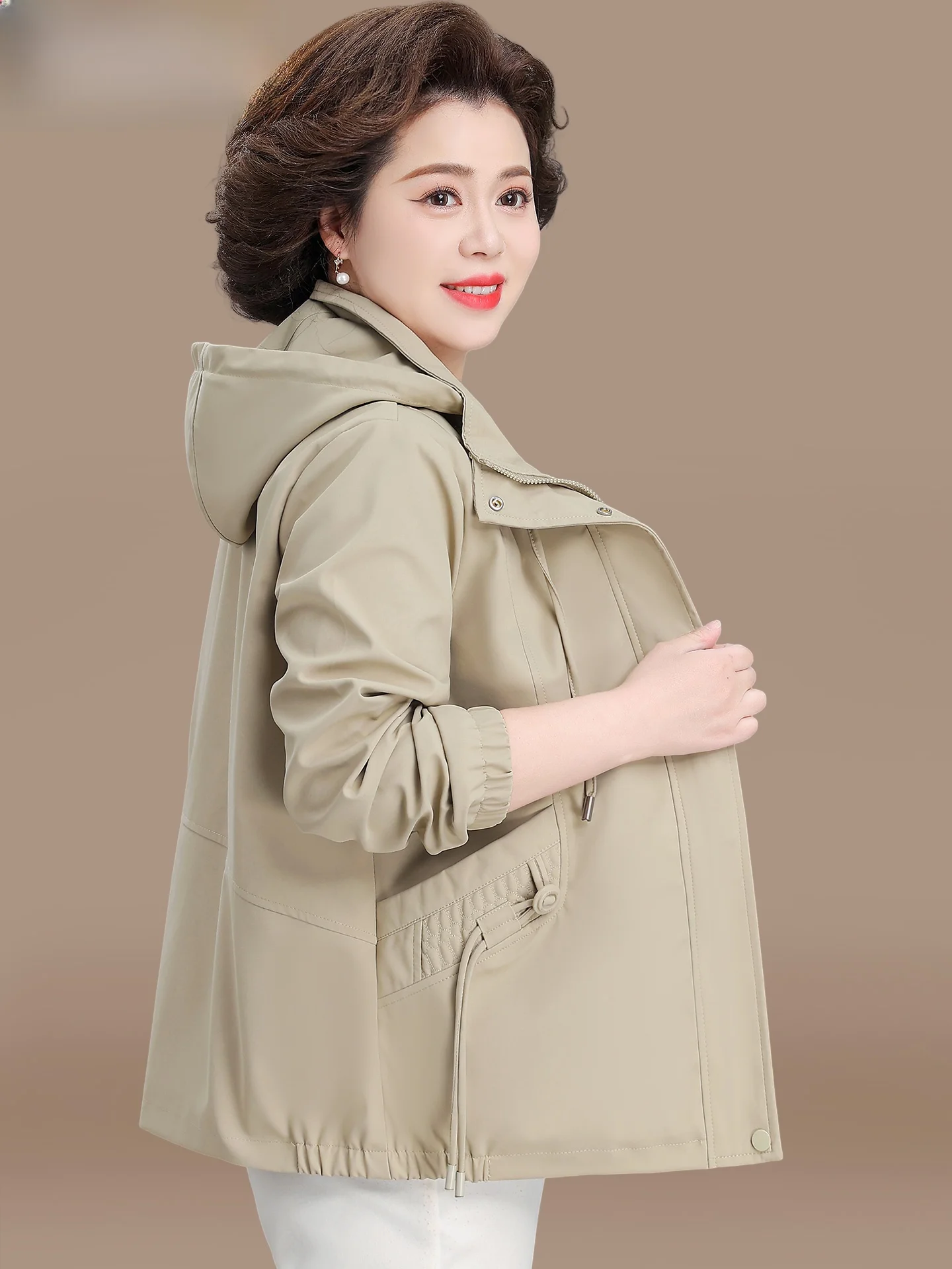 

Весенняя модная короткая куртка для женщин 2026: Новая коллекция, маленький размер, повседневная серия для мам, на пуговицах и молнии, с нашивками