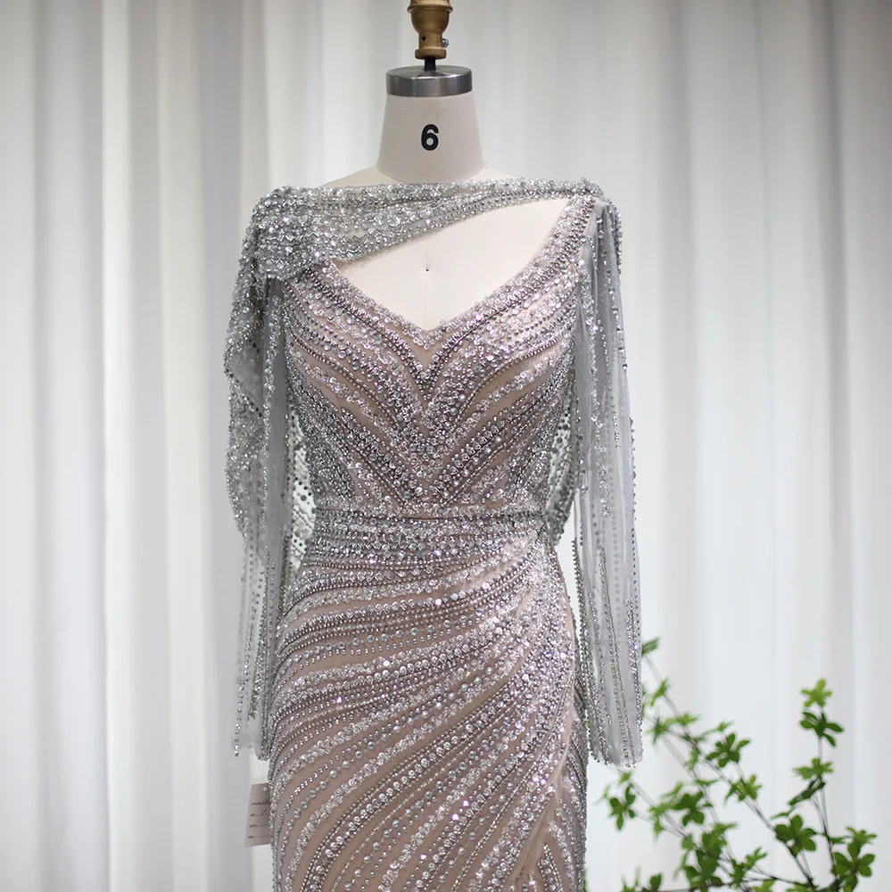 Sharon Said Luxuriöses Silbernes Meerjungfrauenkleid für Hochzeitsfeier mit Cape, Perlenbesetztes Schlitz-Abendkleid SS035 Maßanfertigung – Detail 25