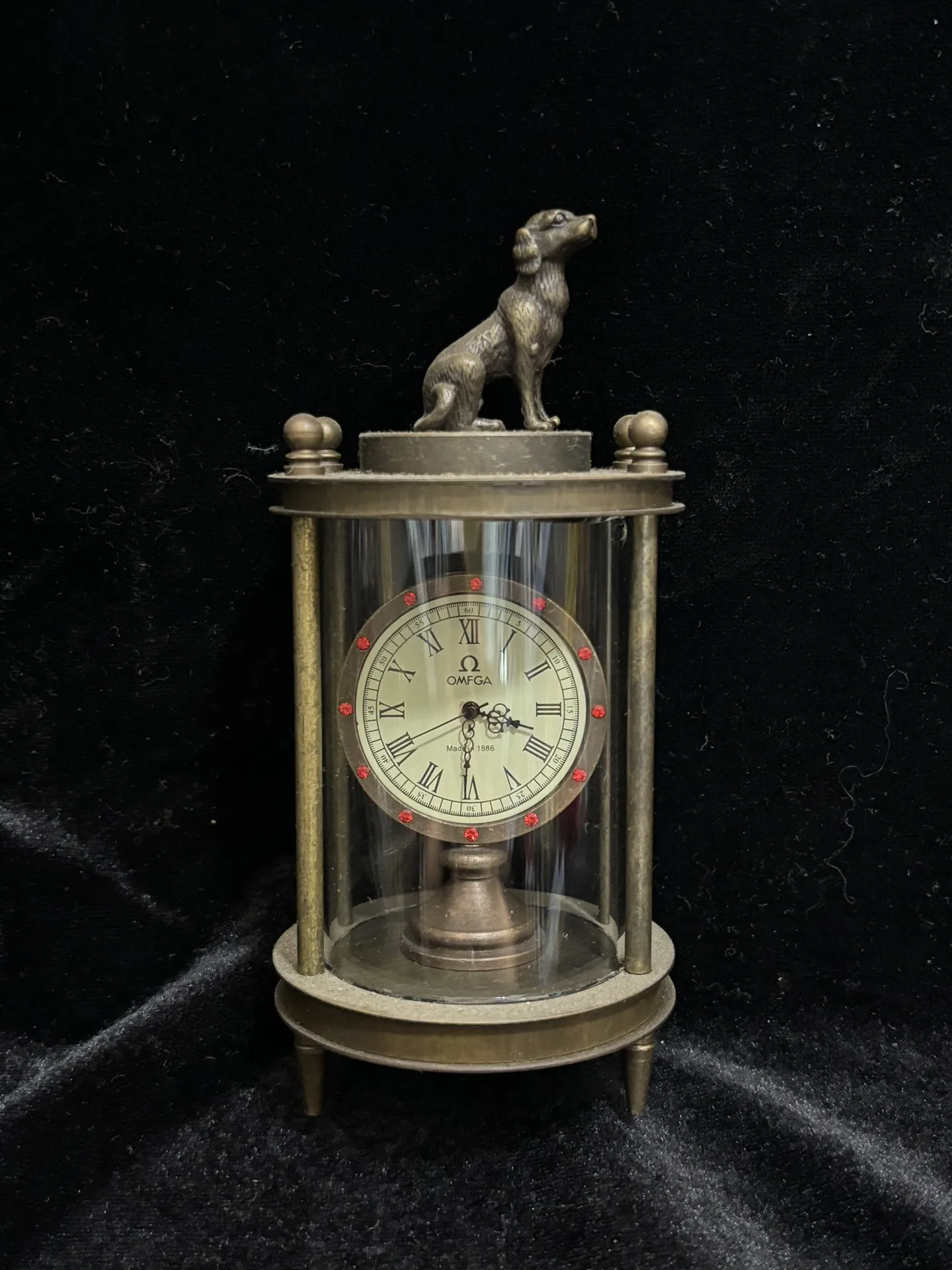 

Classical old clock four-poster round zodiac watch manual clockwork mechanical clock home desktop ornaments.