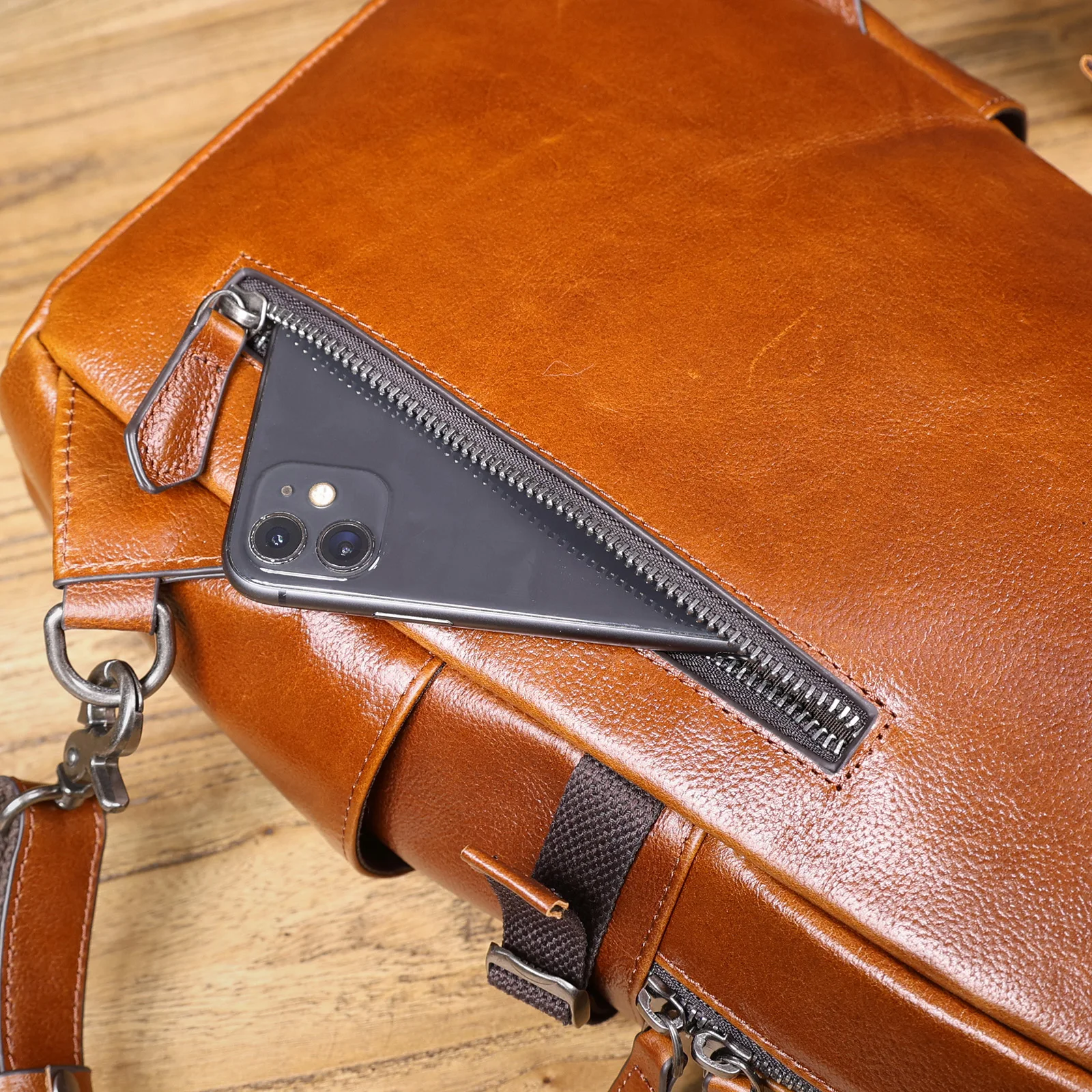 S.WORKER Herren-Umhängetasche aus hochwertigem, pflanzlich gegerbtem Leder, lässige Mode-Brusttasche – Detail 15