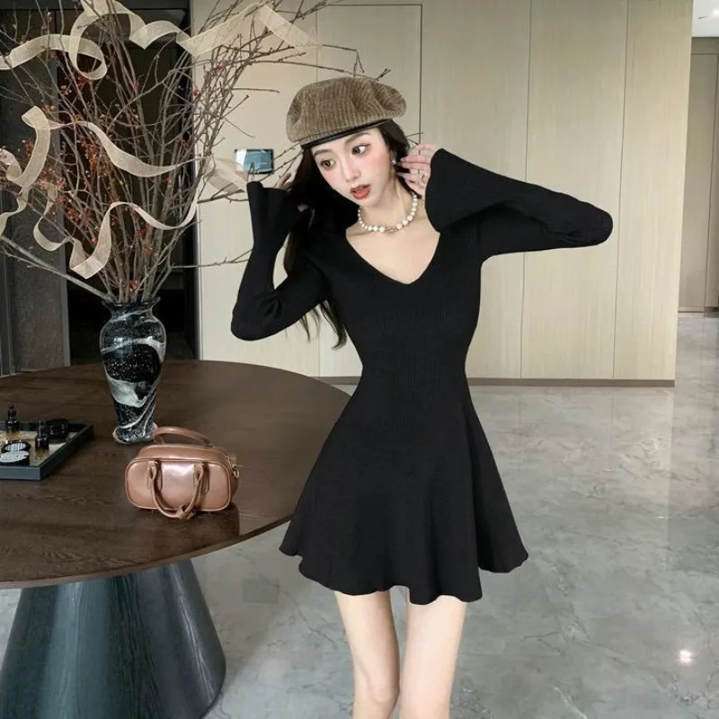 فستان قصير محبوك فرنسي رومانسي برقبة على شكل حرف v وأكمام طويلة للتخسيس على شكل حرف a لتحديد الخصر موضة نسائية للتنقل في الخريف والشتاء