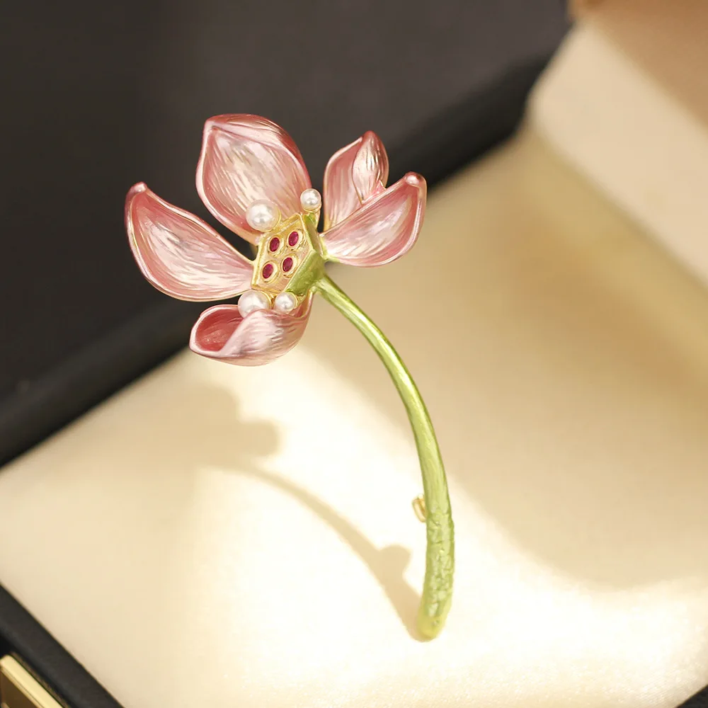 Lotus Brooches for Women Minimalist Elegant High-End Suit Coat Pin Buckle Flower Corsage Fashion Accessories