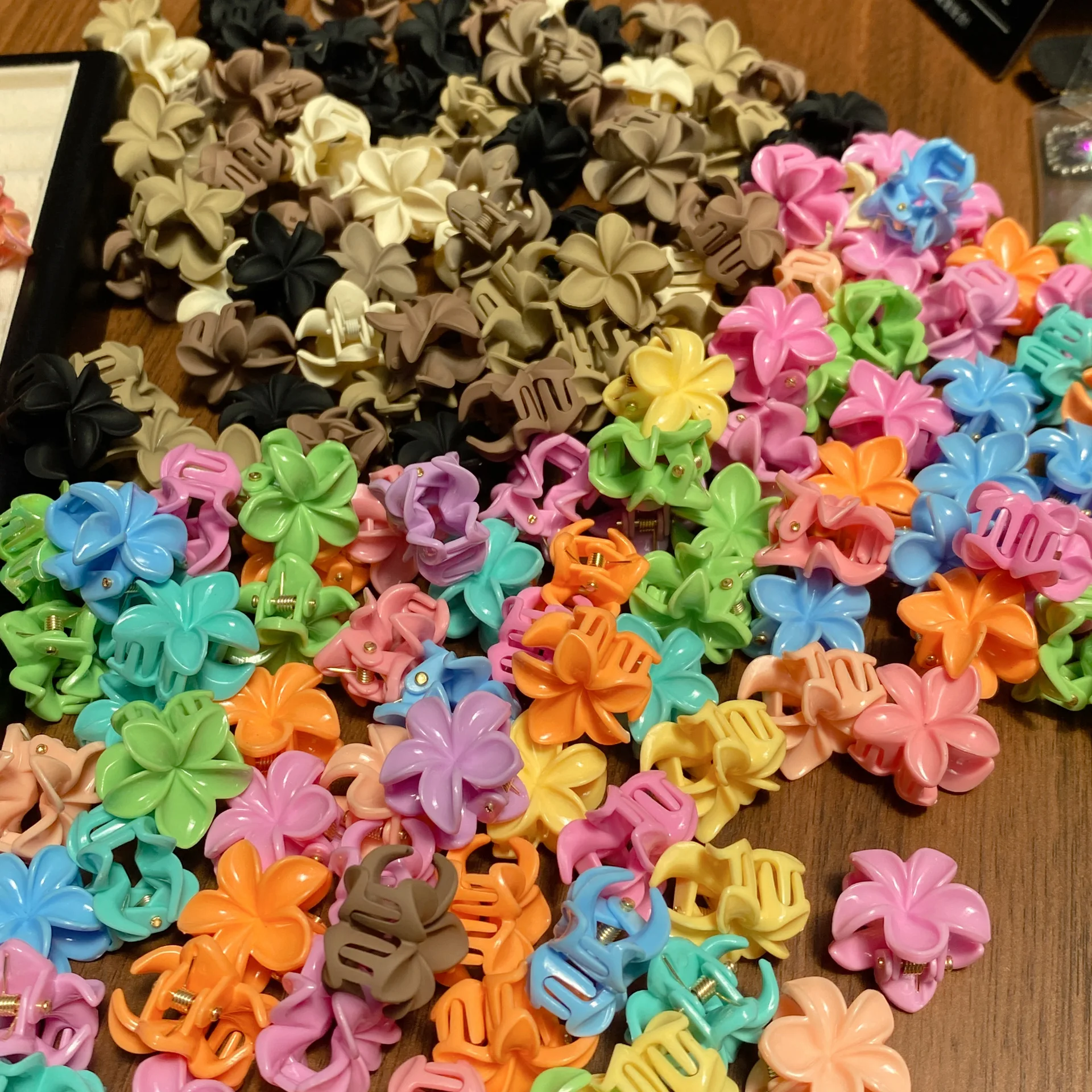 

10 шт., нескользящая милая красочная цветочная мини-заколка для волос для женщин и девочек, аксессуары для укладки волос, детские головные уборы с когтями для волос