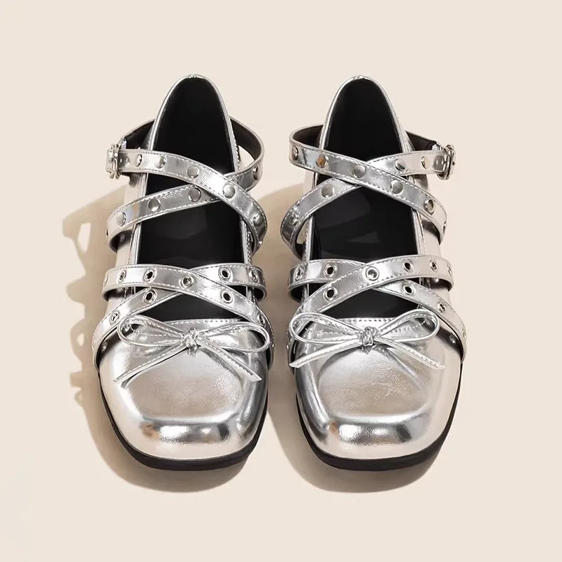 

Маленькие одиночные туфли с серебряным бантом, женские весенне-летние новые балетки из натуральной мягкой кожи с легким горлышком и квадратной головкой