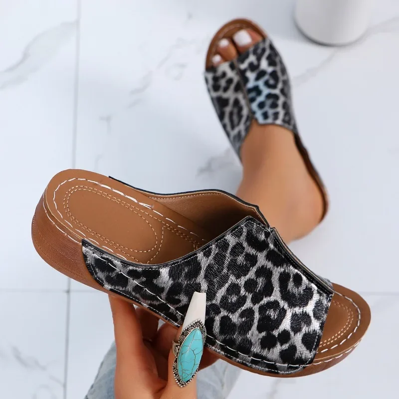 Sandal Wedge wanita jari terbuka baru musim panas Fashion motif macan tutul sandal nyaman sejuk gesper wanita sepatu wanita