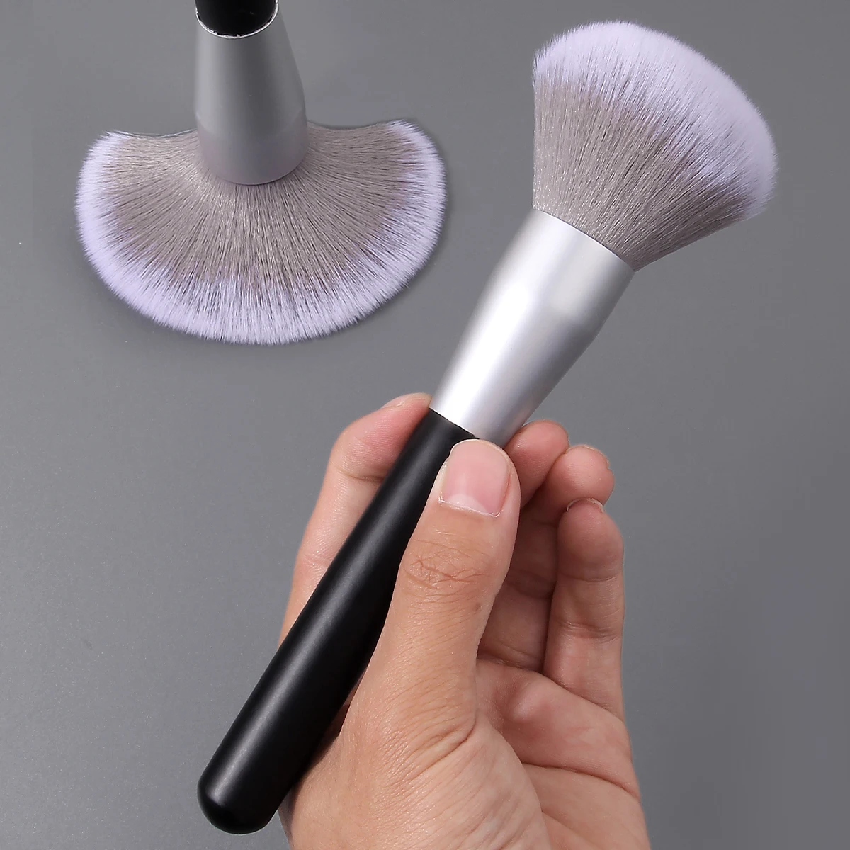 1PC Pennello per trucco soffice e setole morbide, strumenti di bellezza portatili professionali, pennello per fard, pennello per cipria e pennello per impostazione