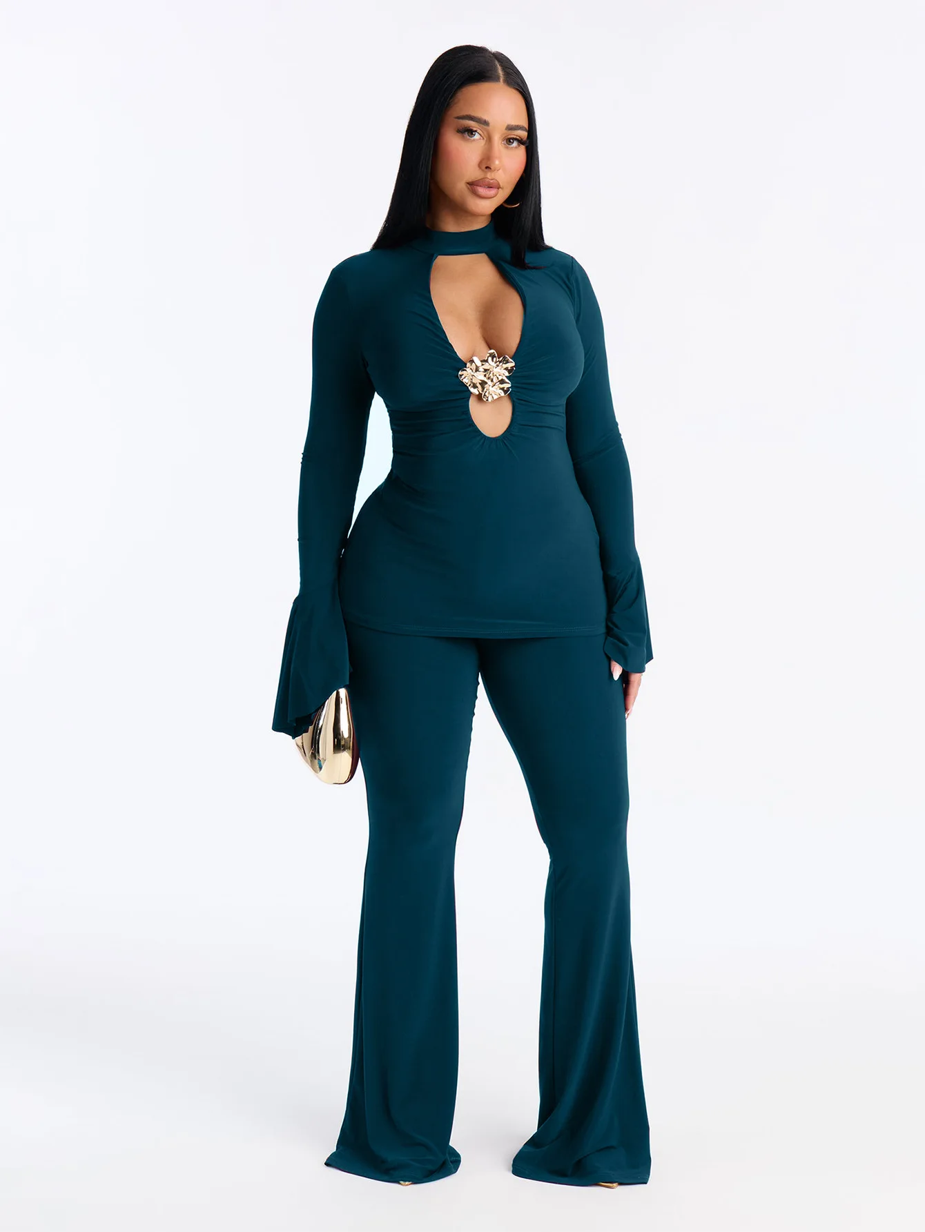 

СТИЛЬНЫЙ ЖЕНСКИЙ КОМПЛЕКТ: Элегантный металлический комплект из 2 предметов для офиса — топ с расклешенными рукавами и глубоким V-образным вырезом и брюки-клеш 2026