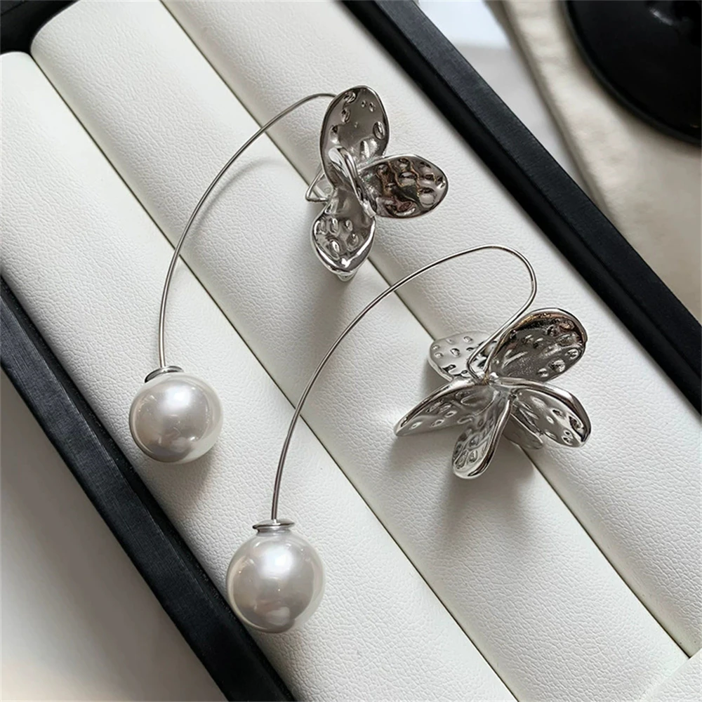 

Новые модные универсальные серьги с цветочным жемчугом, женские нишевые элегантные минималистичные персонализированные высококачественные ювелирные изделия-гвоздики