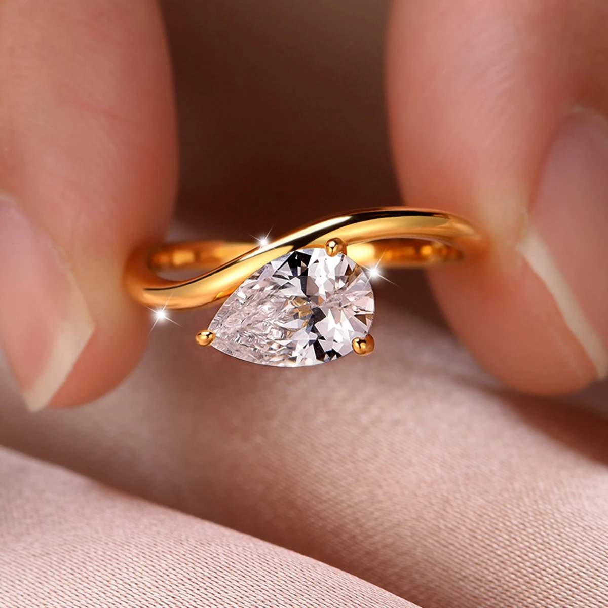 

Fashionable S925 Silver Plated 18K Gold Water Droplet Shaped Moissanite Women's Ring Main Stone 1.5ct/9 * 6mm For Wedding