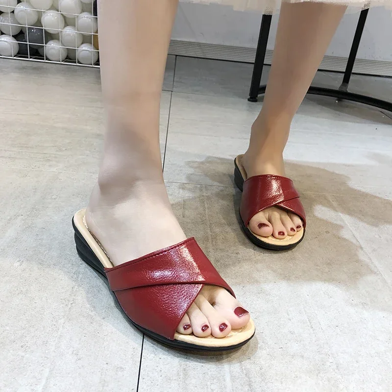 Women\'s Slippers House Women\'s casual platform shoes Low and elegant summer 2024 new wedge comfortable