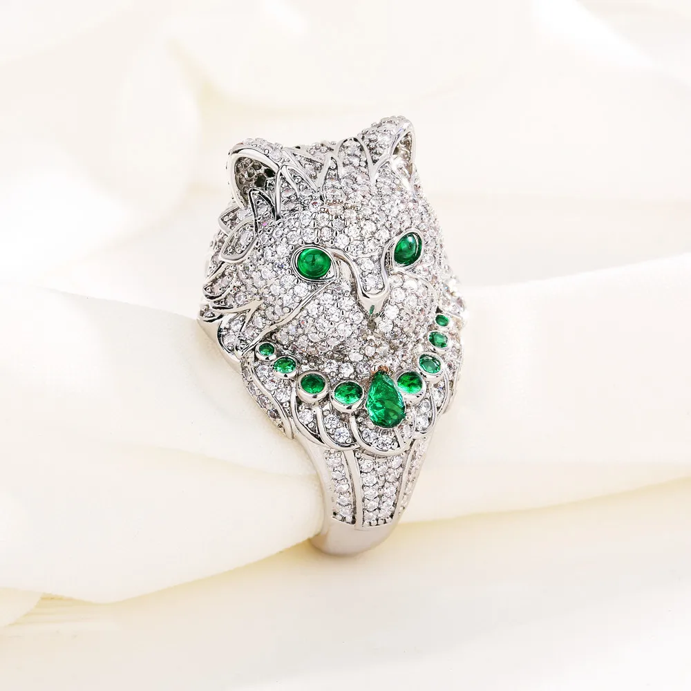 

New Style Jewelry Ring Cat Shape Sparkling Diamond under the Glowing Green Sapphire Eye the Cat Ring Elegant And Mysterious