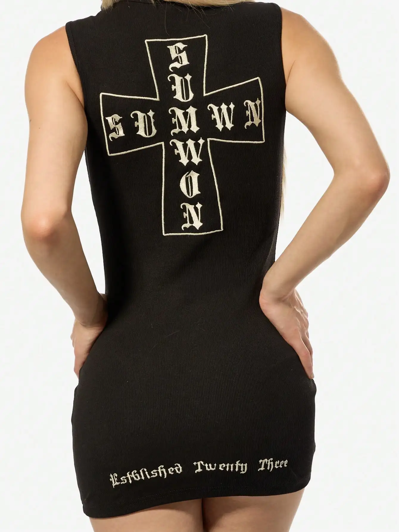 

Черное гофрированное мини-платье без рукавов в готическом стиле с высоким воротником, облегающее, с крестообразным узором