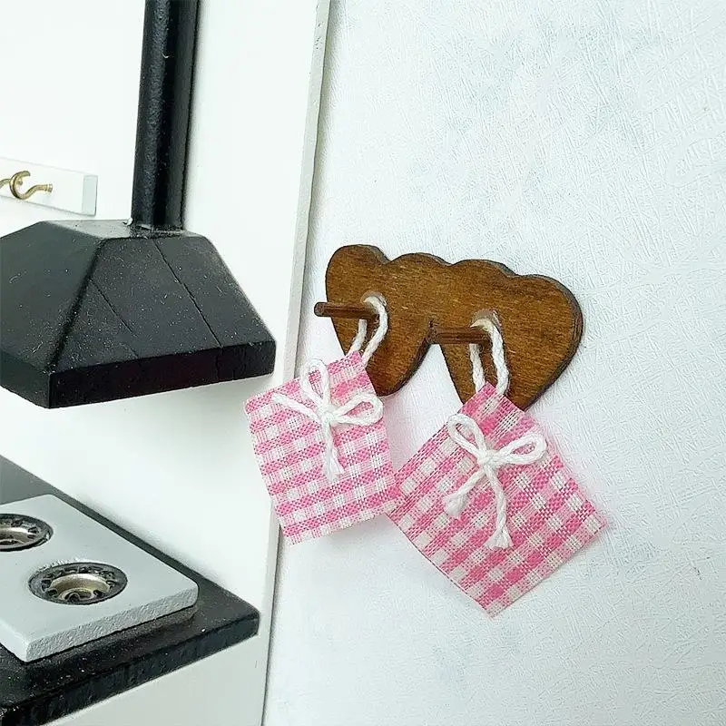 

1Pcs Dollhouse Mini Kitchen Decoration Simulation Coffee Colored Wooden Frame With Pink Grid Cloth Model Doll Accessories