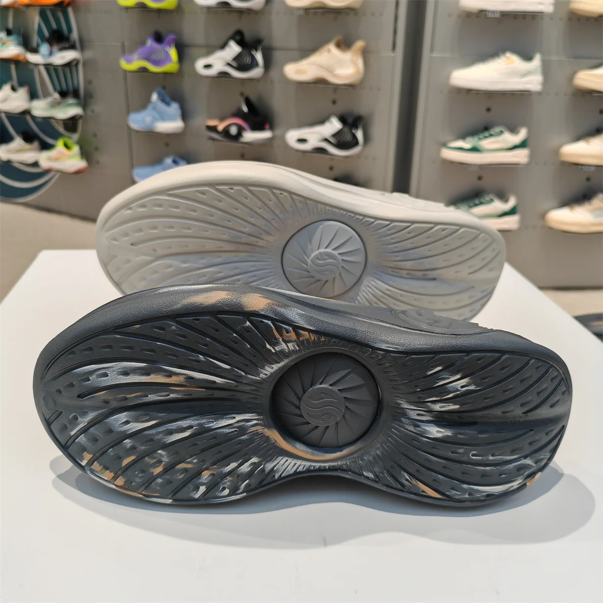 รองเท้าบาสเก็ตบอลผู้ชาย 36 °   รองเท้ากีฬาแบบมีรู น้ำหนักเบา กันลื่น ระบายอากาศได้ดี สวมใส่สบาย เหมาะสำหรับฤดูร้อน ปี 2025