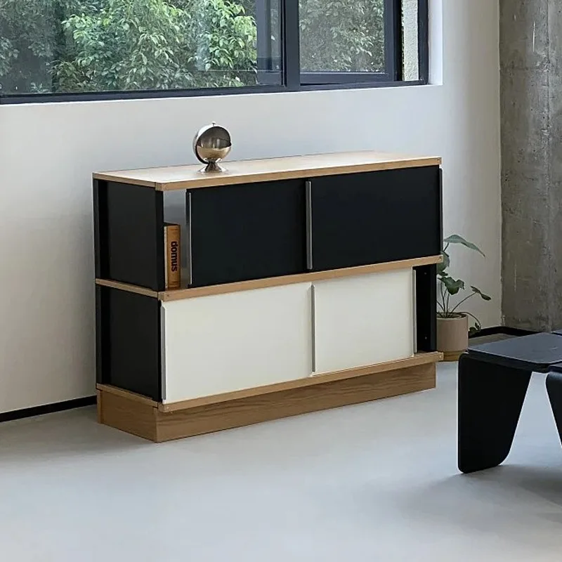 مزيج من الألوان المتناقضة باللونين الأبيض والأسود، خزانة جانبية من الأرض إلى الجدار، باب منزلق، خزانة جانبية لتناول الطعام، خزانة الشرفة