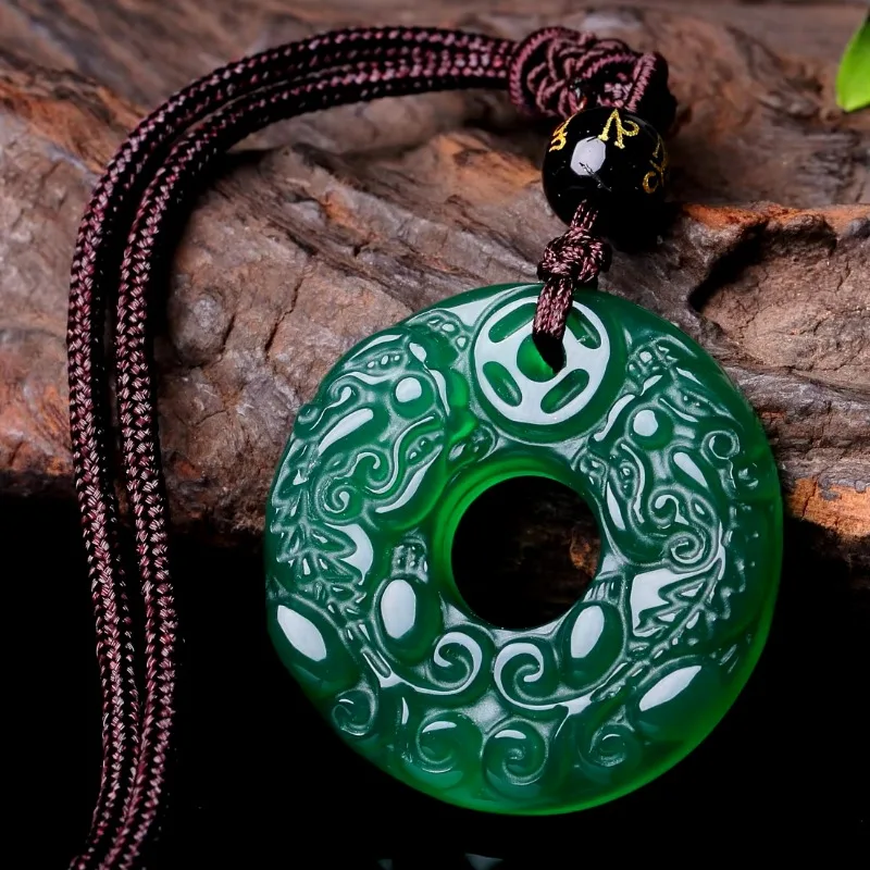 Naturalny chiński chalcedon ręcznie rzeźbiony wisiorek z jadeitem naszyjnik miłośnicy mody biżuteria rzeźbiony agat czarna klamra wisiorek