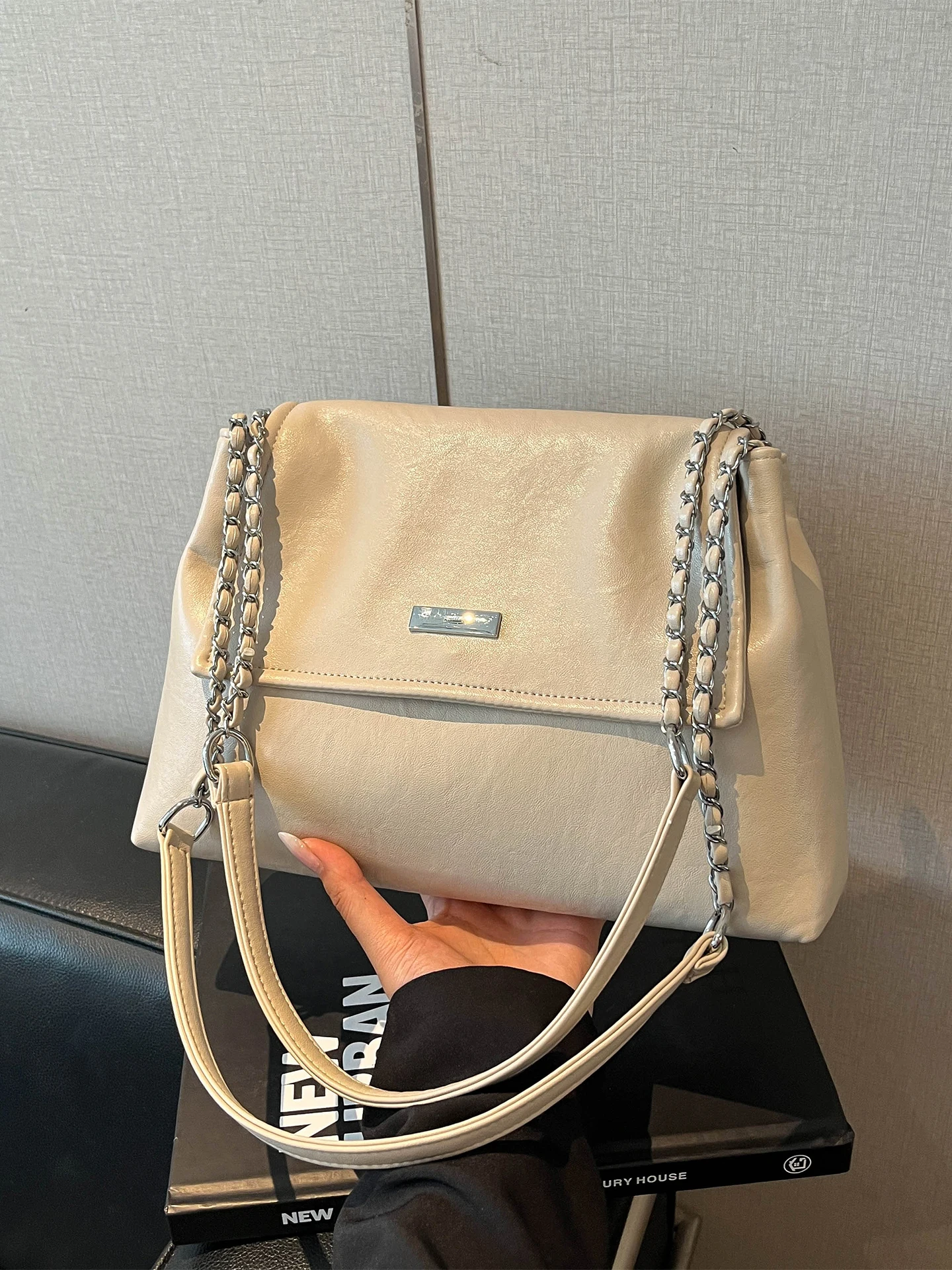 

Fashionable Large Capacity Tote Bag Women's Underarm Commuter Shoulder Bag Stylish Trendy Commuter Bag for Young Women