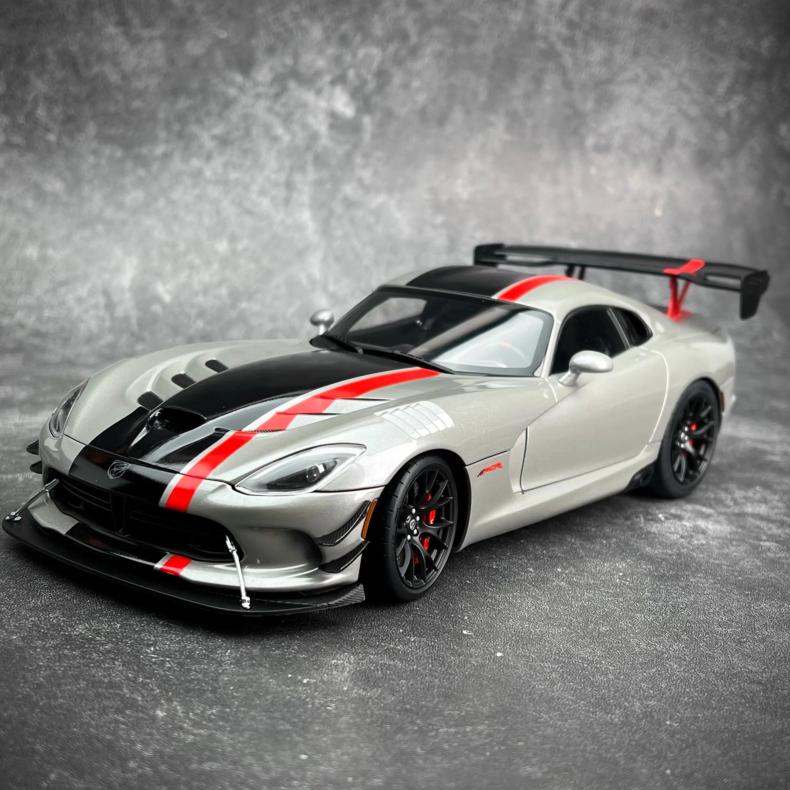 

AUTOART New 1/18 scale DODGE VIPER ACR 2017 car model Static display Collection Holiday gift