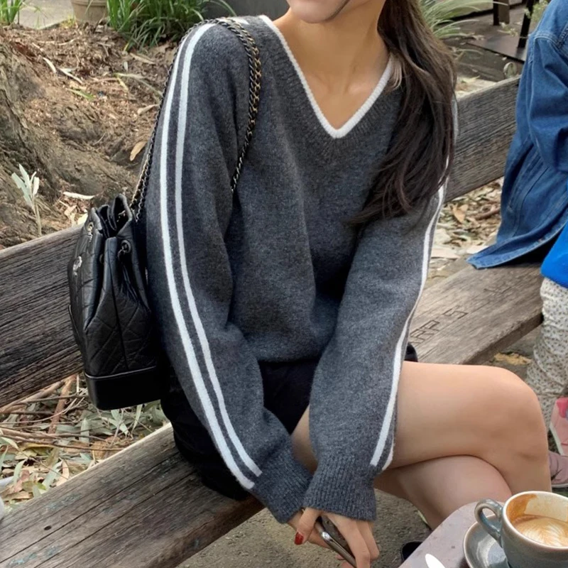เสื้อสเวตเตอร์ไหมพรมยาวลายทางหลากสีสไตล์วินเทจฤดูใบไม้ร่วงสุดชิค ทรงหลวม คอวี หลากสไตล์ แฟชั่นเกาหลีสำหรับผู้หญิง