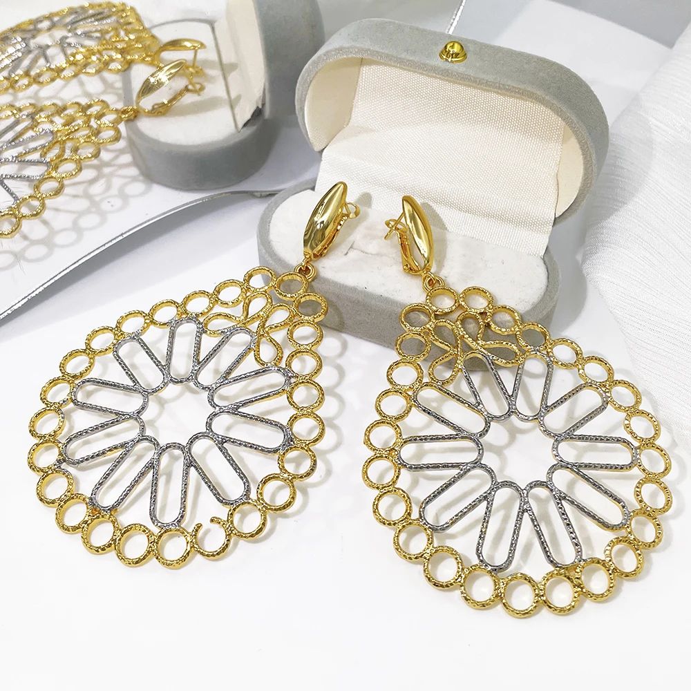 GZJPEI Ausgehöhlte Große Tropfenohrringe Zweifarbige Geometrische Hängeohrringe für Damen Mode Party Schmuck Geschenk 2026 Neu Trendig – Detail 5
