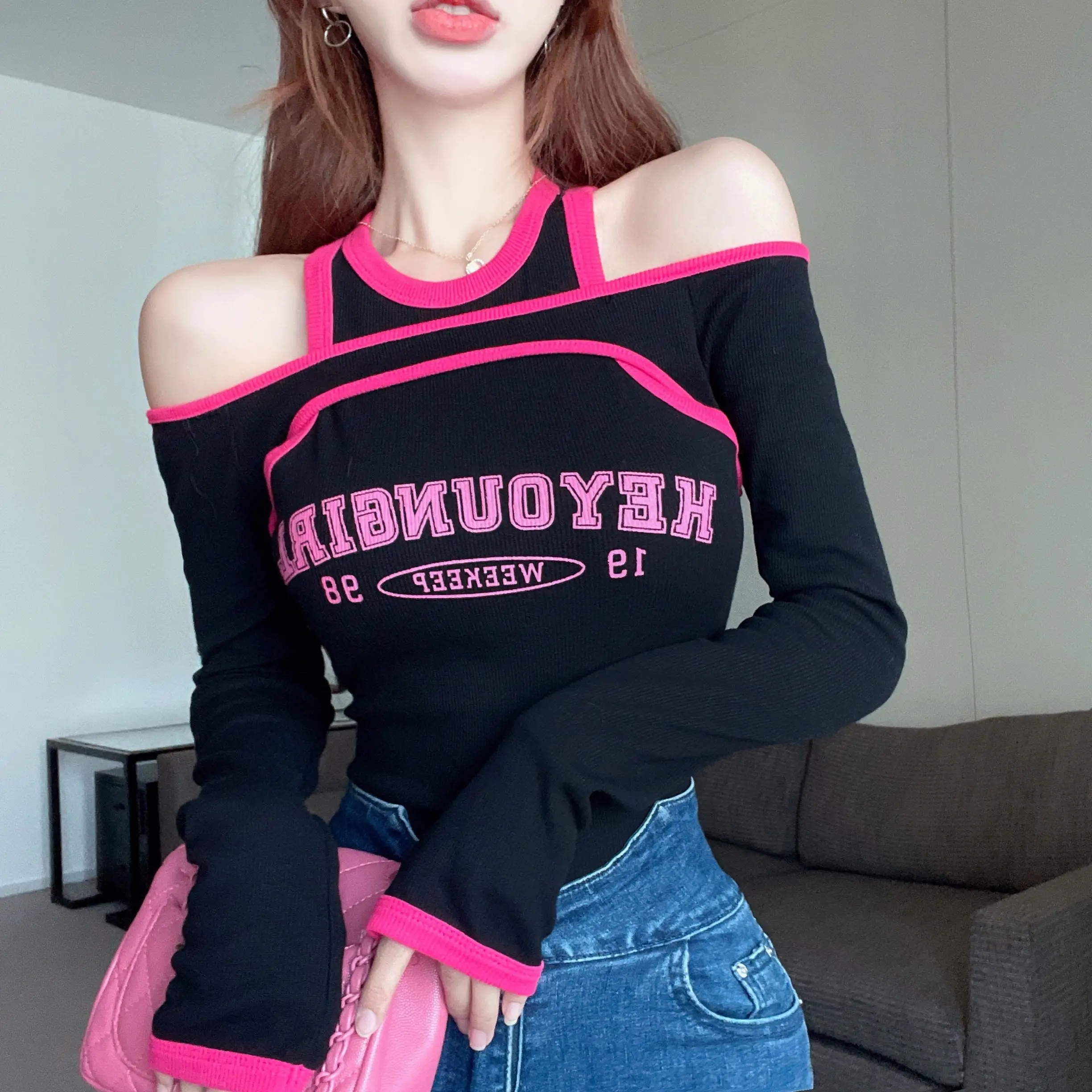 

Autumn T-Shirt Sexy Girl Sweet Pink Contrast Line Fake Two-Piece Off-The-Shoulder Long-Sleeved T-Shirt Women Unique Design Top