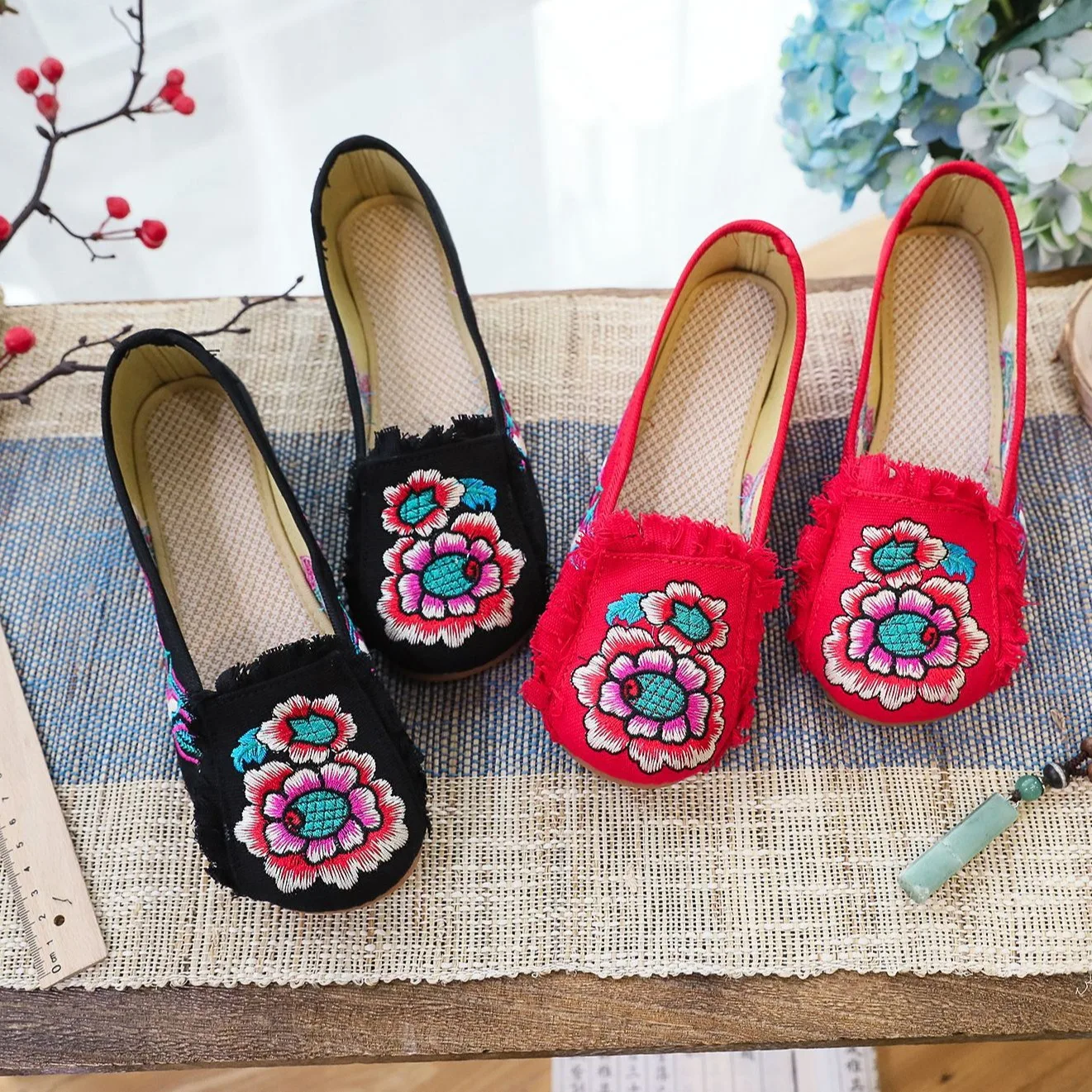 Woman Woven Shoes New Ethnic Style Low Heel Embroidered Shoes Soft Sole Round Toe Retro Canvas Shoes Rubber Sole