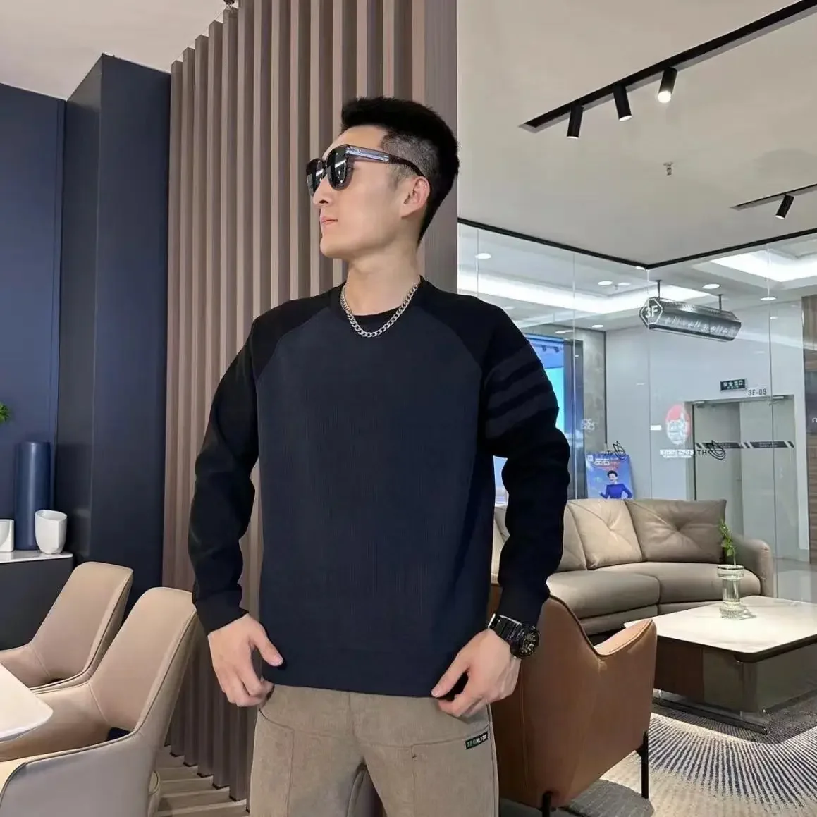 New Men's Long Sleeved Round Neck Pullover Casual Base Sweater with Vertical Stripe Splicing Contrasting Color Sweatshirt XJ170