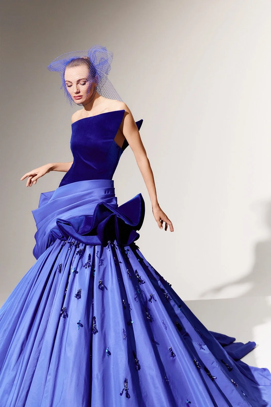 Vestidos de Noche elegantes de sirena de satén azul, vestido de fiesta de cola de barrido fruncido sin tirantes, vestidos de fiesta para ocasiones formales para mujer