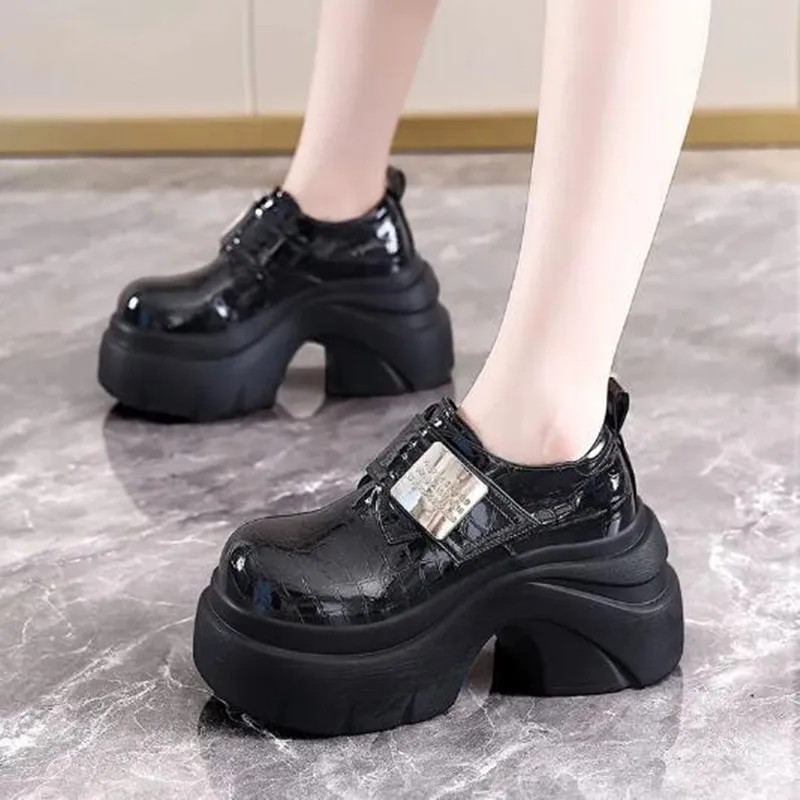 2025 جديد الخريف 9 سنتيمتر عالية الكعب أحذية من الجلد عادية النساء أحذية رياضية مكتنزة مريحة مضخات عالية منصة أحذية مشي امرأة