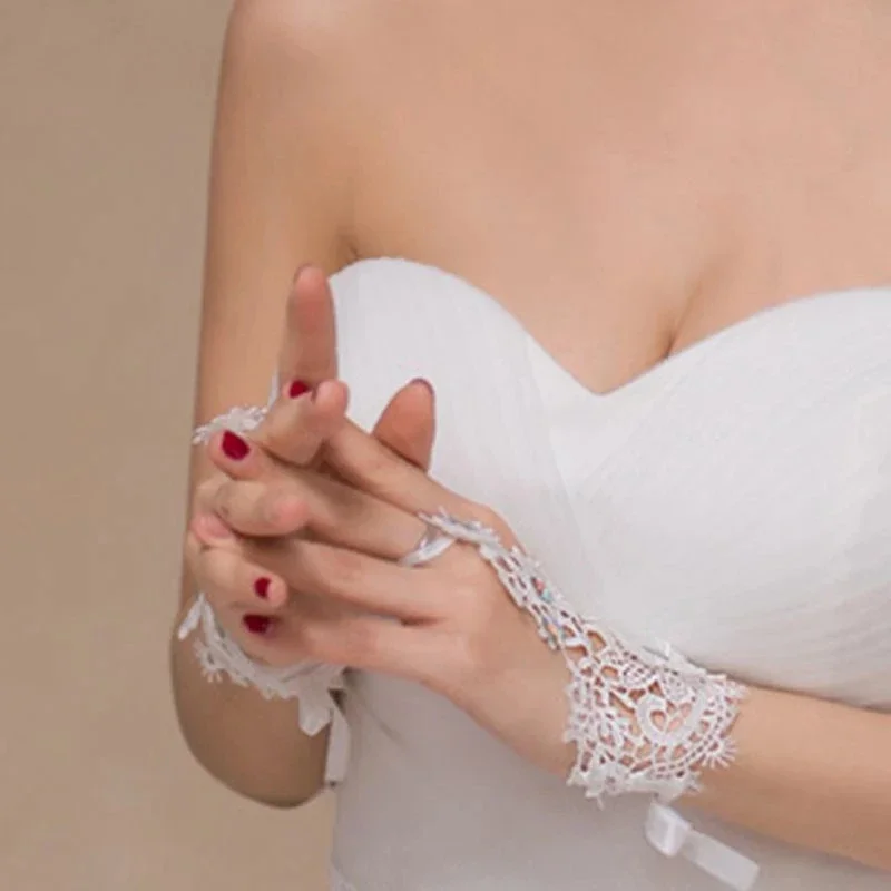 New Arrival Bride Gloves Lace Appliques Beaded Cheap Sexy Wedding Accessories For