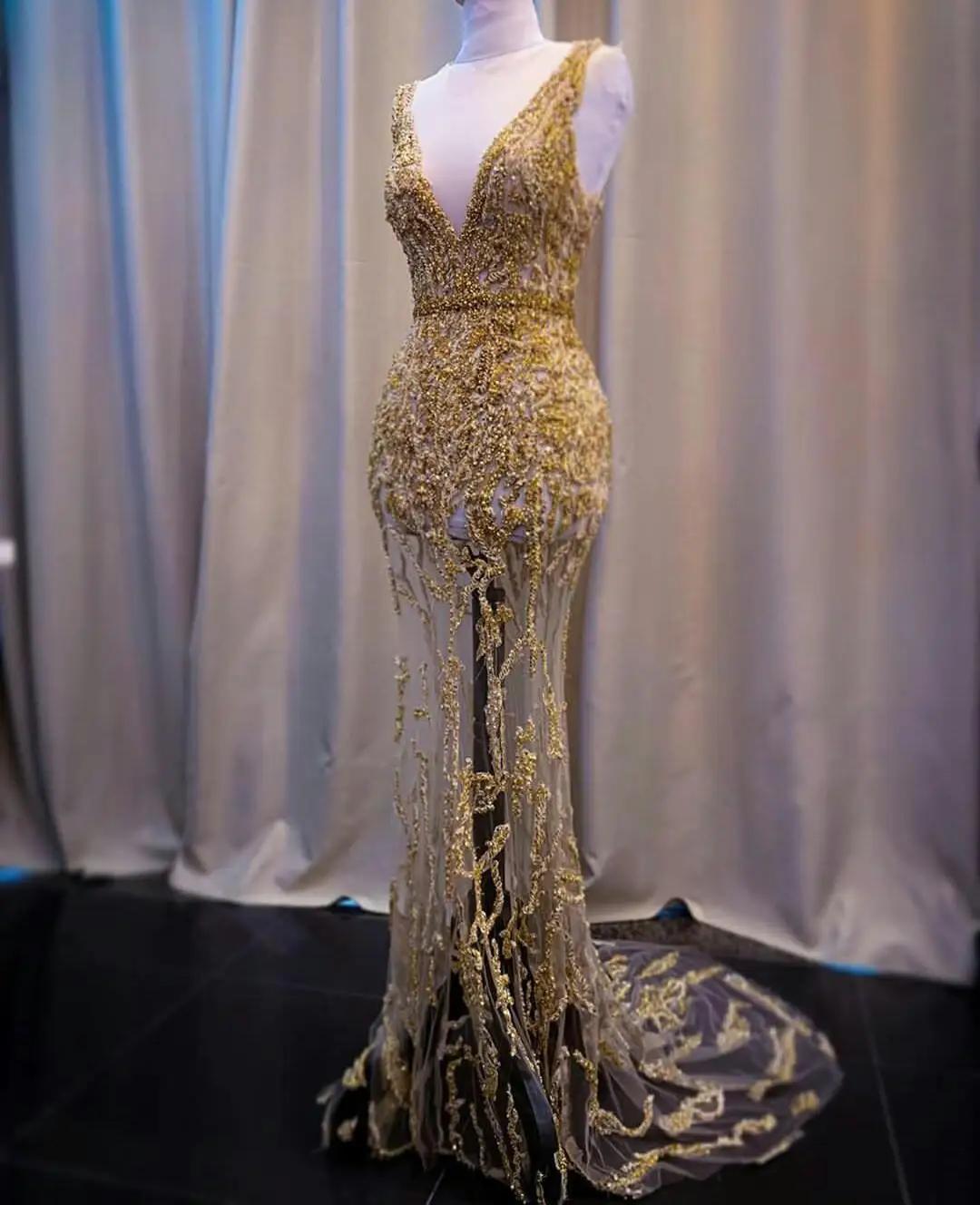 Robe de soirée de forme sirène en dentelle dorée, col en v profond, paillettes perlées, ceinture de balayage, traîne, sur mesure, robes de bal formelles