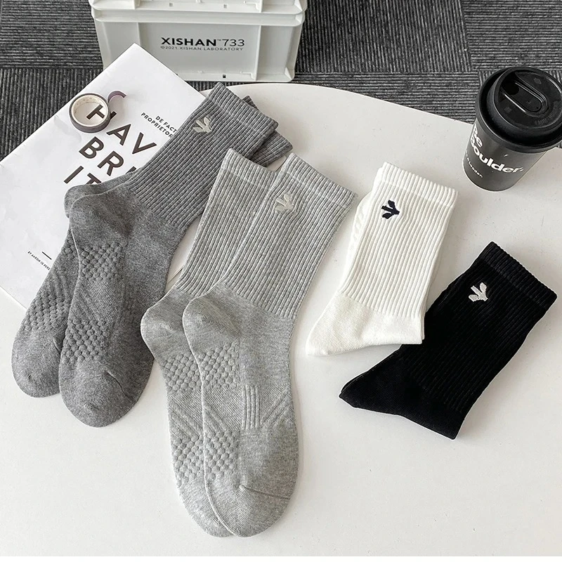 الرجال الجوارب جديد الخريف بسيط بلون جوارب رياضية غير رسمية الرجال تنفس امتصاص العرق مطاطا الجوارب الطويلة التطريز يوميا #1