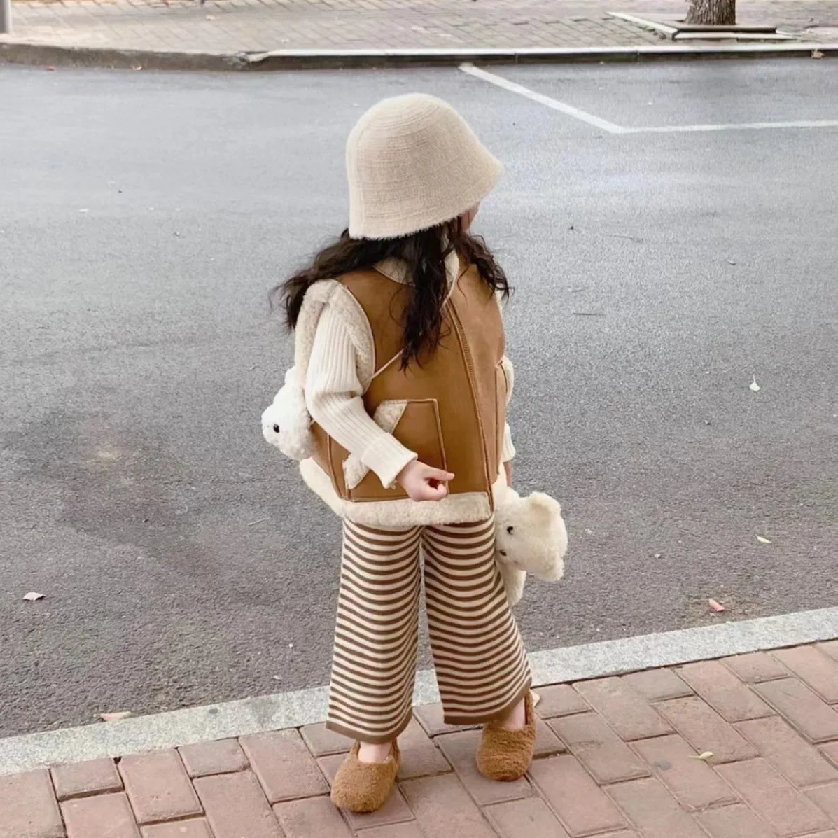 Bebé niña invierno nuevo estilo moda gruesa y mantener caliente chaleco marrón suéter Base y pantalones sueltos marrones traje para niños