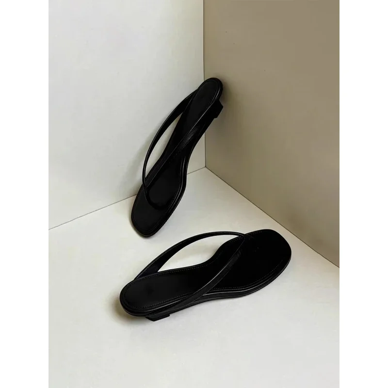 Korean Style Minimalist Black Thong Slippers Women Summer Outdoor Wear New Holiday Slope Heel Square Head Footwear Sandals