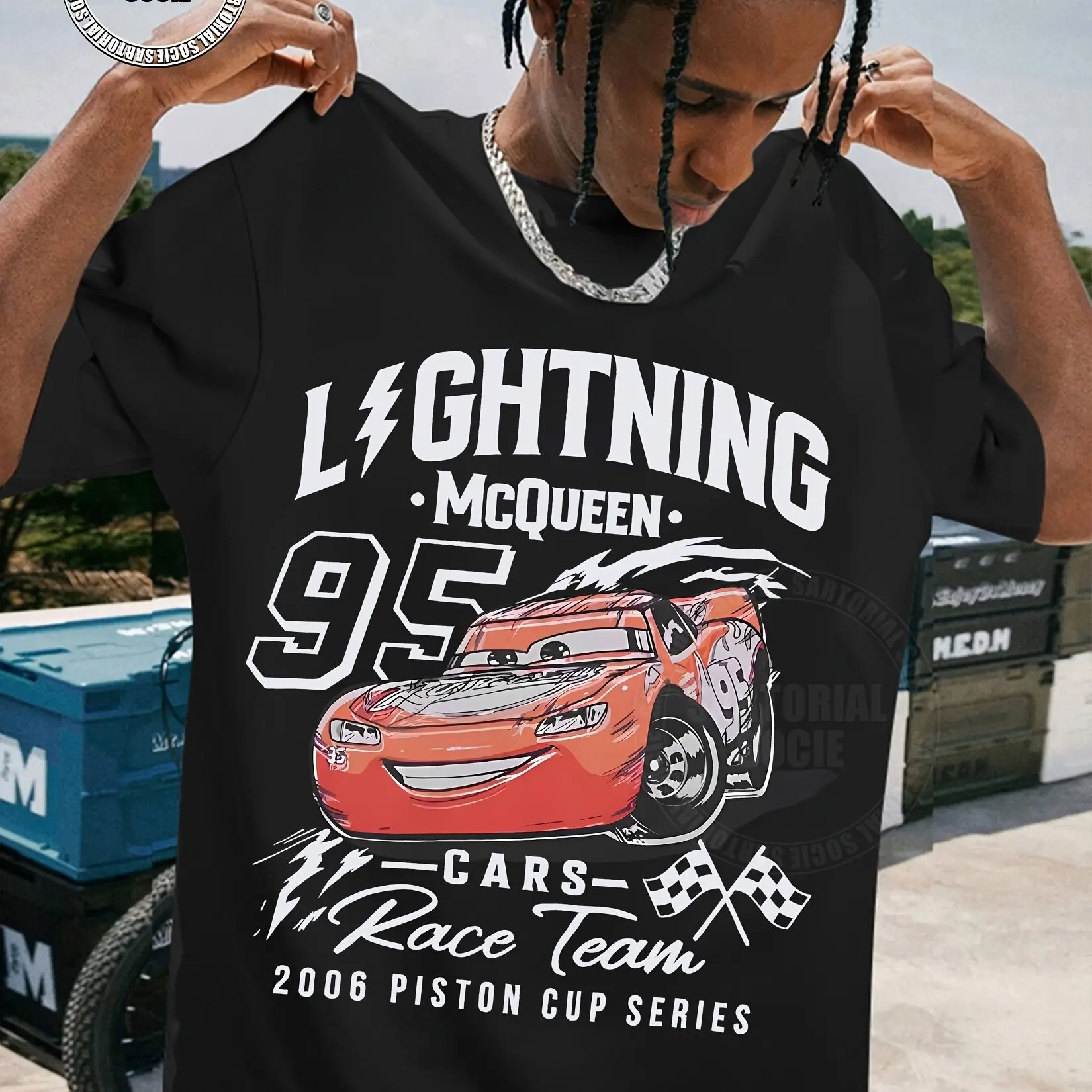 تي شيرت ديزني بيكسار كارز لايتنينج ماكوين للرجال - تي شيرت برسومات كأس المكبس مع تصميم سيارة السباق الأحمر