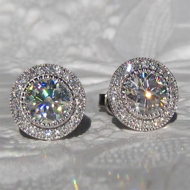Zarte, glänzende, runde Ohrstecker mit kleinen Zirkonia-Steinen, schlichter Modeschmuck für Damen, ideal als Geschenk zum Valentinstag oder für ein Date. – Detail 8
