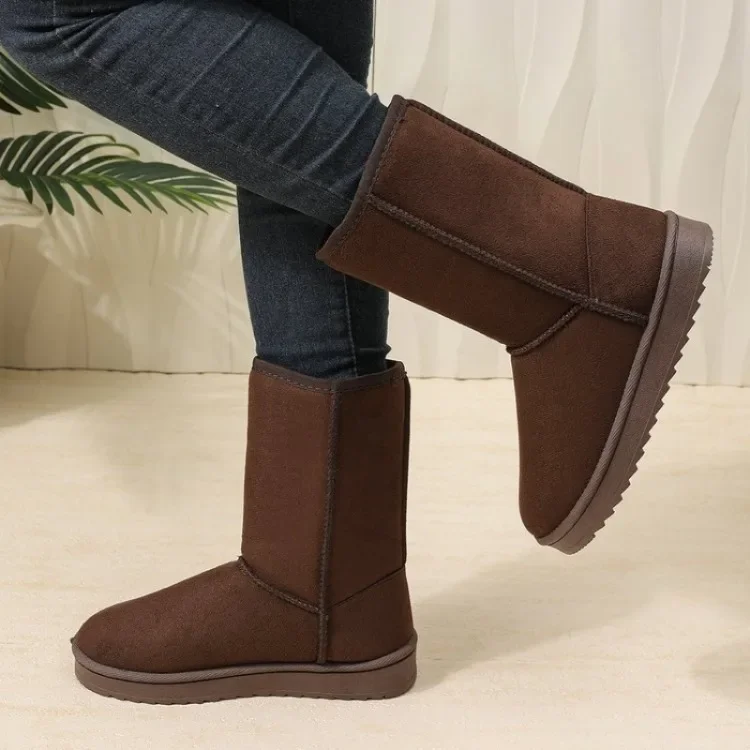Klassische Damen-Winterstiefel, kniehoch, flach, warm, mit runder Spitze, zum Hineinschlüpfen, für kaltes Wetter. – Detail 4